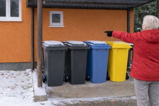 Důchodci odmítají připlácet za svoz odpadu. Mladí netřídí, a tak požadují zavedení čipování popelnic